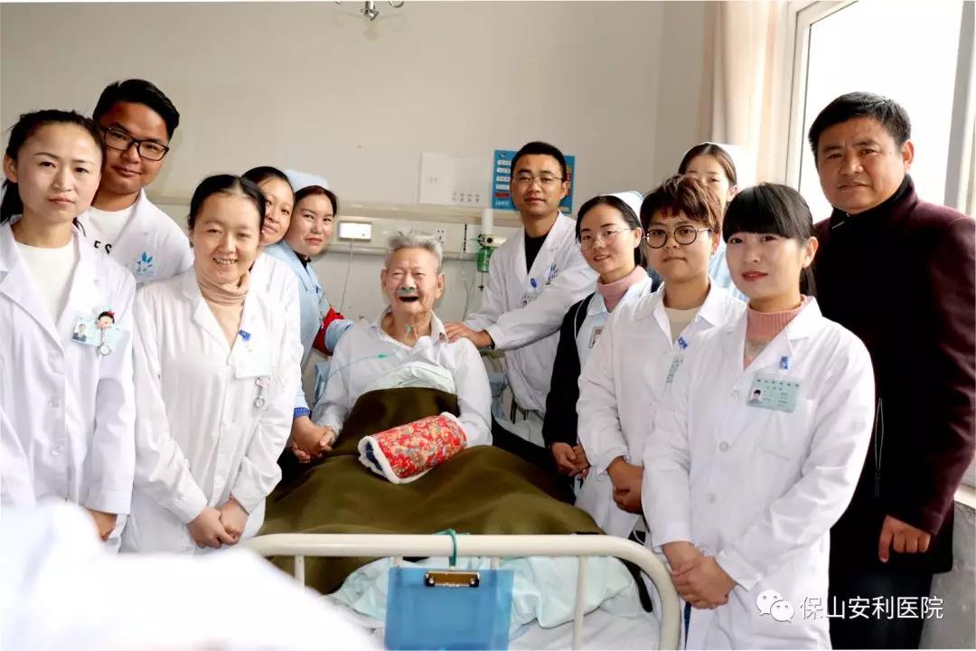 97歲八路老戰(zhàn)士身患多種疾病，常年住院視醫(yī)院為家，醫(yī)護(hù)為親人