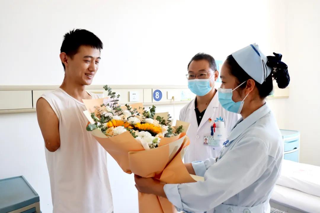 【保山安利醫(yī)院】雖然失去了雙臂，但他用堅(jiān)強(qiáng)、樂(lè)觀的態(tài)度讓生活充滿陽(yáng)光！