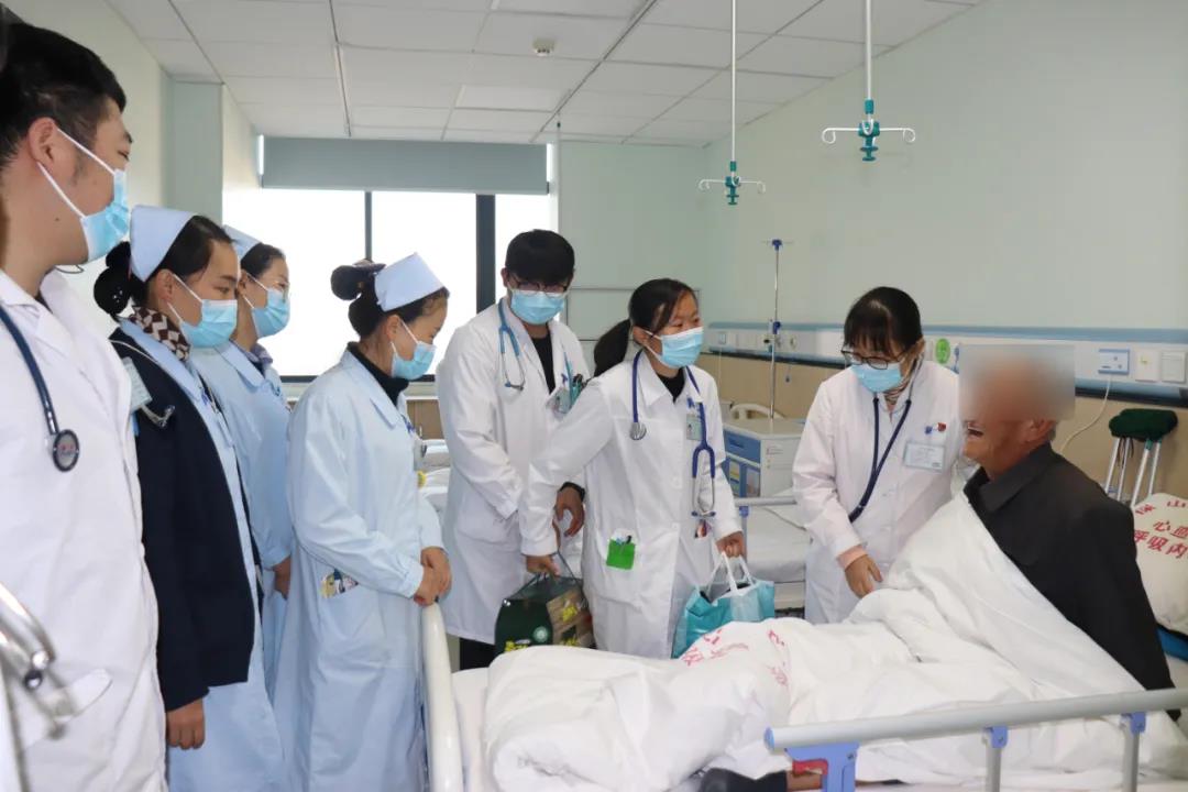 【保山安利醫(yī)院】寒冬雖冷，但爺爺?shù)男氖桥?，早已把醫(yī)院當(dāng)家醫(yī)護(hù)當(dāng)親人！