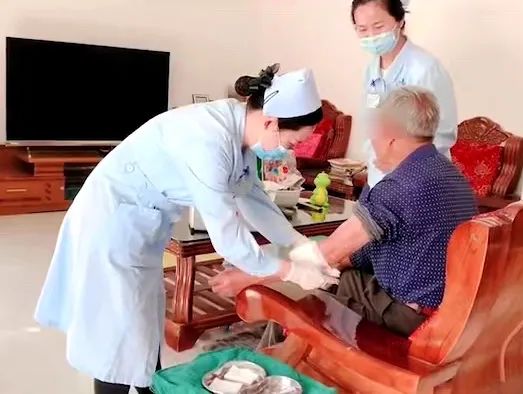 【保山安利醫(yī)院】82歲爺爺與老伴居家，在院手術(shù)后換藥不便，居家護(hù)理上門服務(wù)解難題