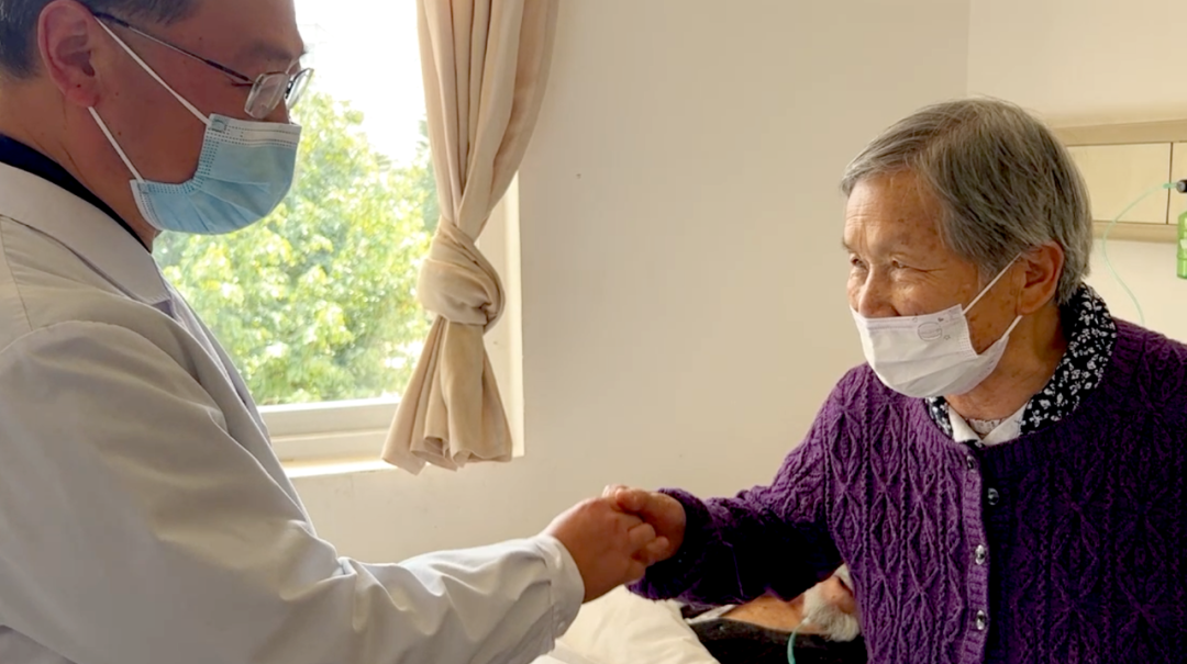 【保山安利醫(yī)院】百歲老人15年后再次到院做手術(shù)，老伴深表謝意“感謝你們給了他第二次生命”！