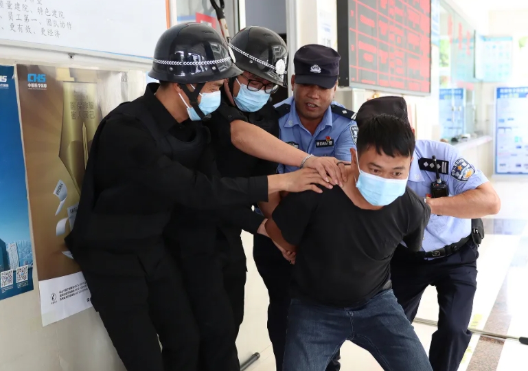 警醫(yī)聯(lián)動丨反恐防暴應(yīng)急演練，筑牢醫(yī)院安全防線