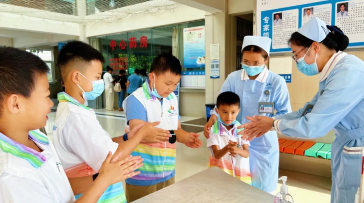 保山安利醫(yī)院暑期志愿者活動(dòng)紀(jì)實(shí)：愛心橋梁，溫暖傳遞