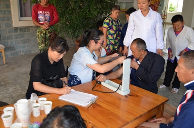 為老人們量血壓